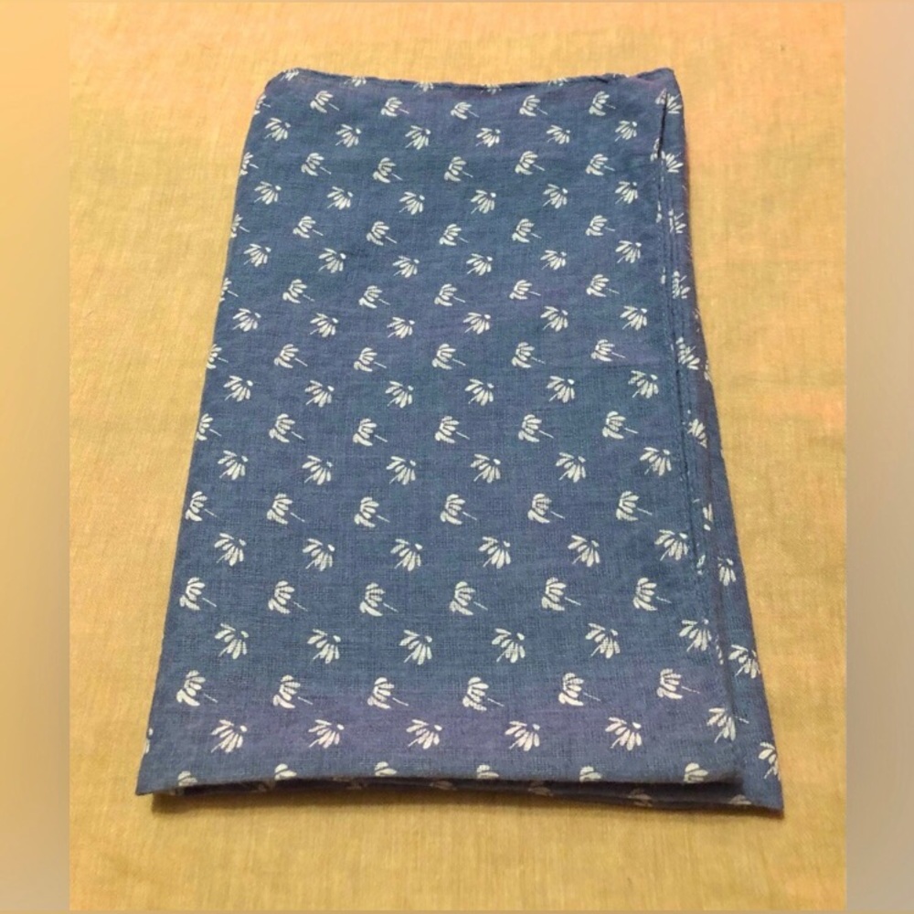 4 Scarves - Picture 8 of 9